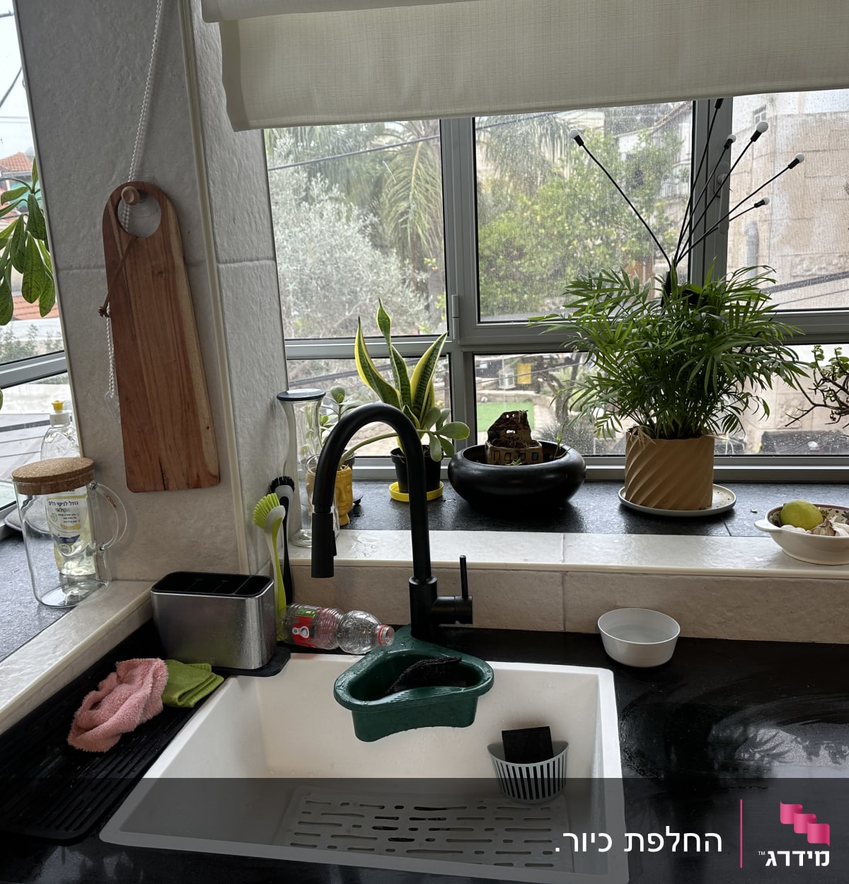 שיש שחור במטבח עם כיור וברז